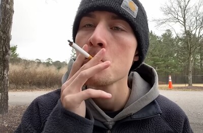 Лечение зависимости от табакокурения в Гаджиево Мужчина с сигаретой делает затяжку