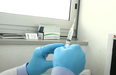 Проведение кодирования Вивитролом в Гаджиево Шприц с Вивитролом в руках у врача